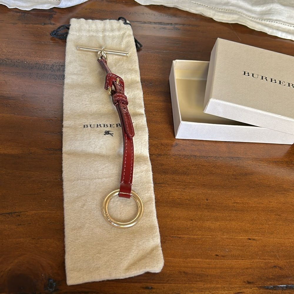 Burbbery Leather gold hardware lock impeccable Burgundy color - Picture 6 of 6